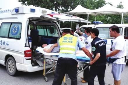 命懸一線牽動人心，救護(hù)車臨危不亂治病救人_
